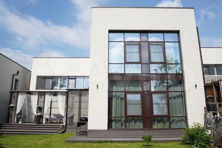 Коттедж 315 м² на участке 9 сот.