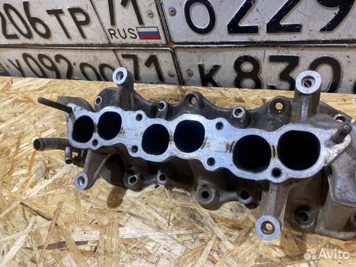 Впускной коллектор Mitsubishi Pajero 3D 1989