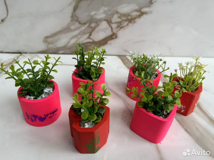 Искусственные цветы в гипсовом горшке