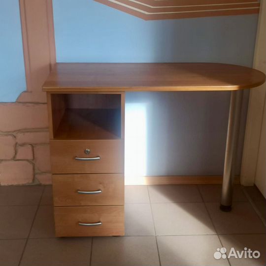 Маникюрный стол / офисный стол