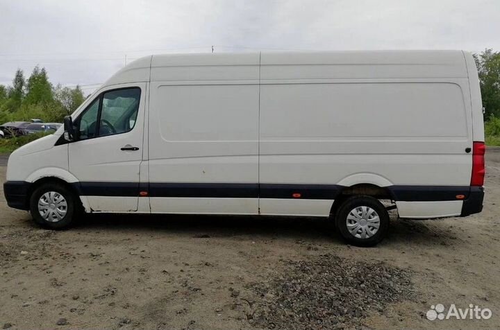 Водитель со своим грузовым автомобилем