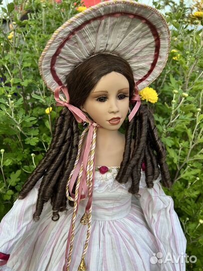 Коллекционная фарфоровая кукла