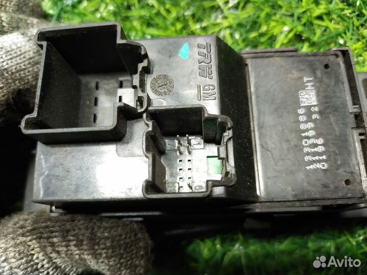 Кнопка стеклоподъемника Opel