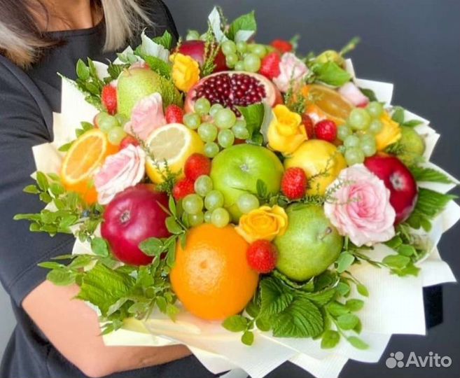 Букет их орехов, конфет, фруктов, колбас и т.д