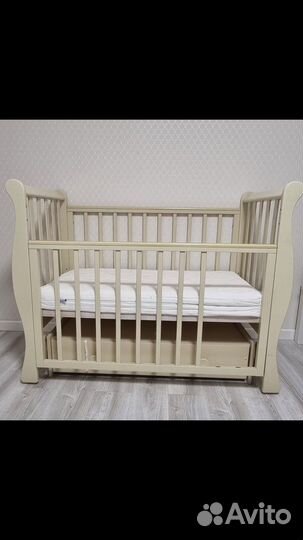 Кровать с комодом