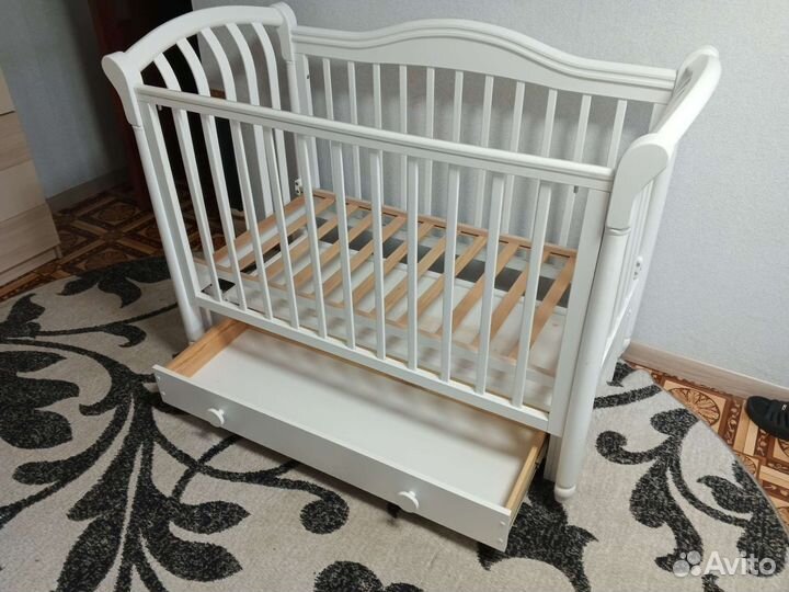 Детская кровать с маятником и ящиком