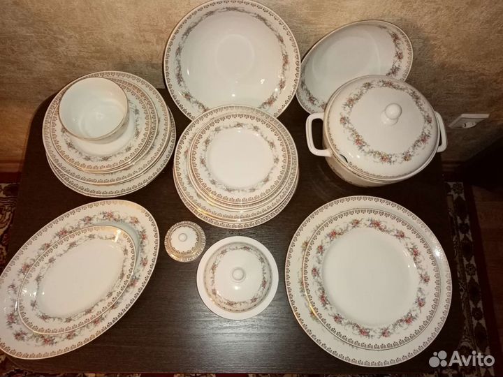 Фарфоровый столовый сервиз