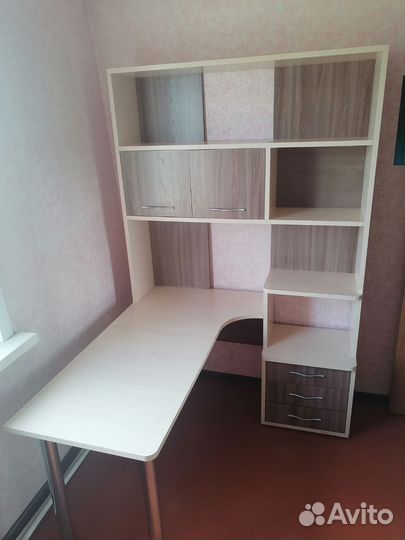 Угловой письменный стол с полками