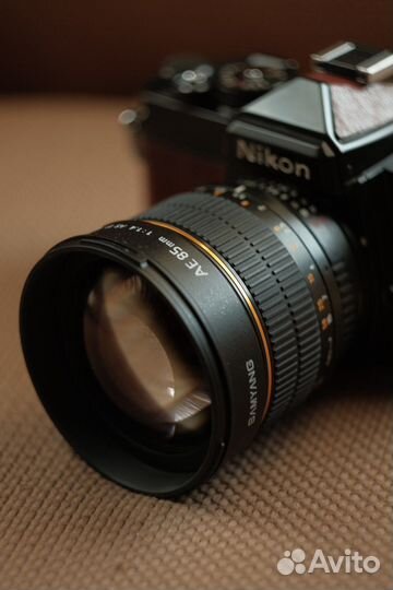 Пленочная камера Nikon FE с объективом