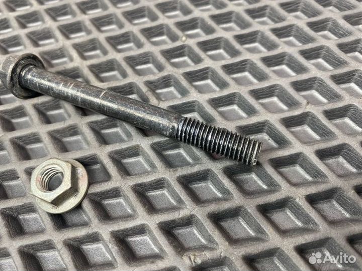 Болты крепления натяжителя ремня генератора Honda