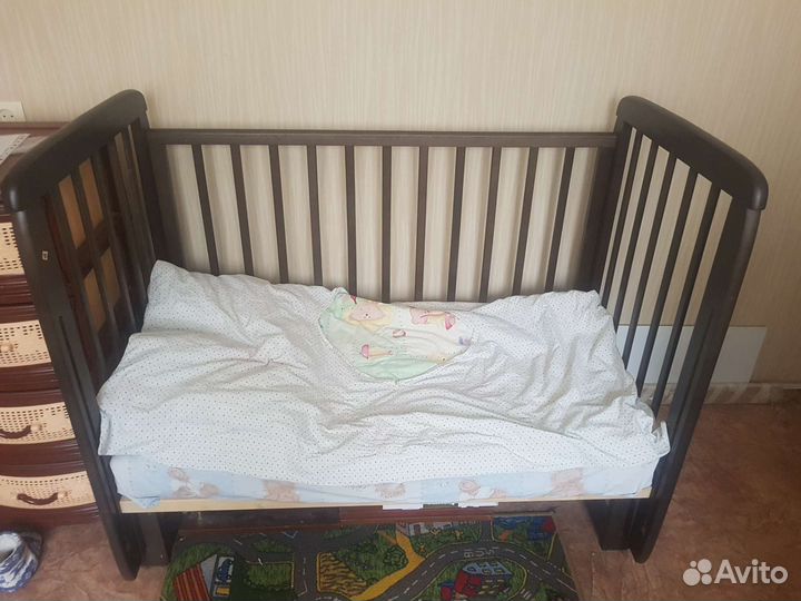 Детская кроватка с маятником