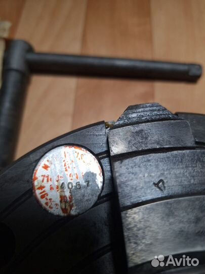 Четырехкулачковый токарый патрон