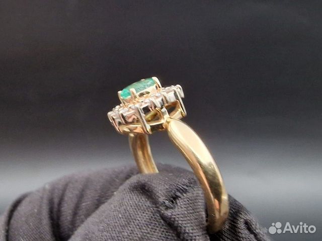 Золотое кольцо с бриллиантами и изумрудном объявление продам