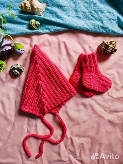 Комплект чепчик и носочки вязаные