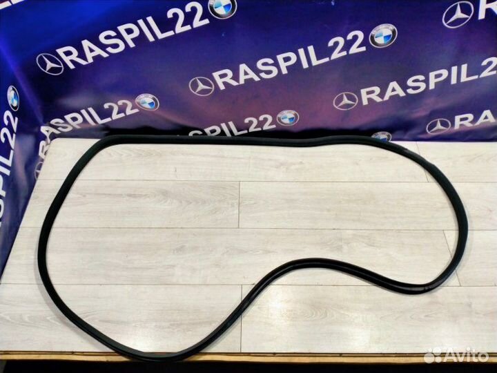 Уплотнитель дверного проема передний правый