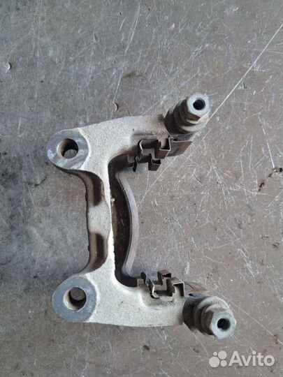 Скоба задних суппортов Volkswagen Passat B6