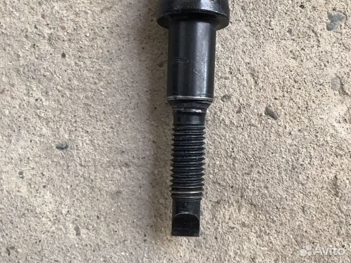 Буксировочный крюк