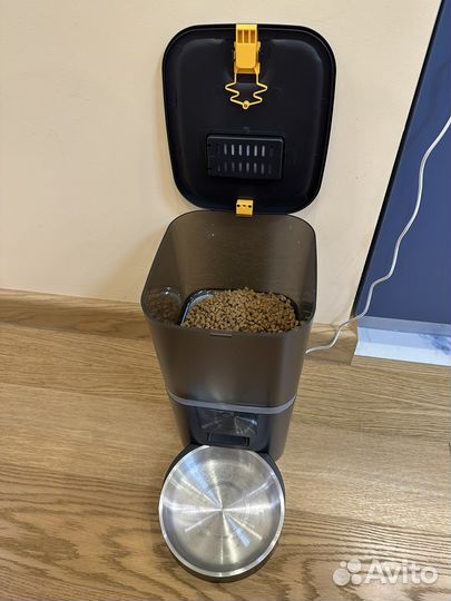 Автоматическая кормушка для кошек и собак