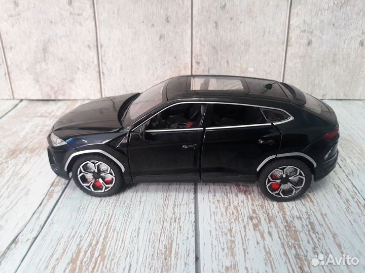 Модель автомобиля коллекционная Lamborghini Urus