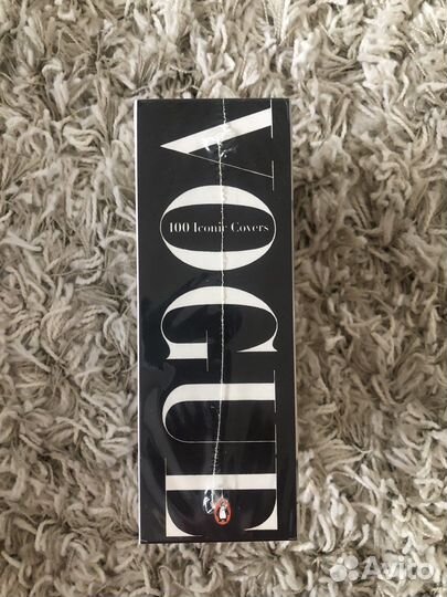 Сто открыток с обложками журнала Вог