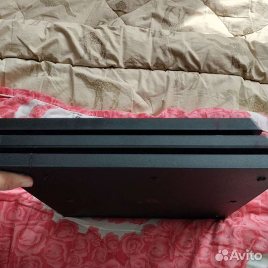 Sony ps4 pro 1tb +игры провода и 2джостика