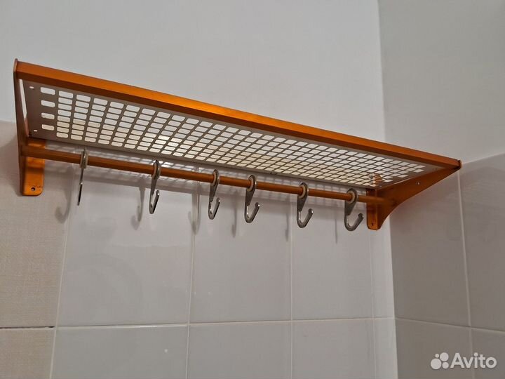 Вешалка настенная металлическая с полкой