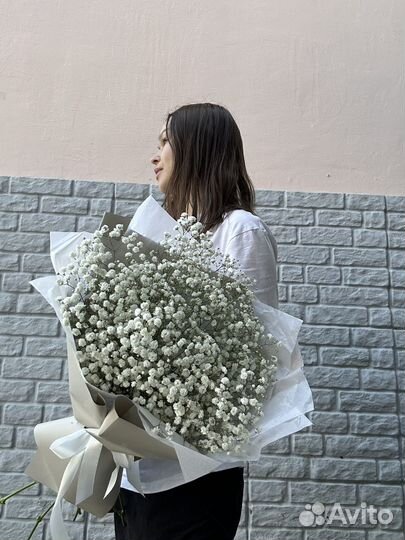 Букет из гипсофилы в серой упаковке