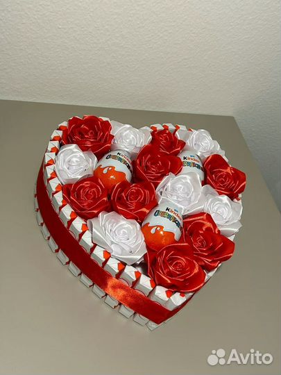 Сладкие букеты из конфет и роз из атласных лент