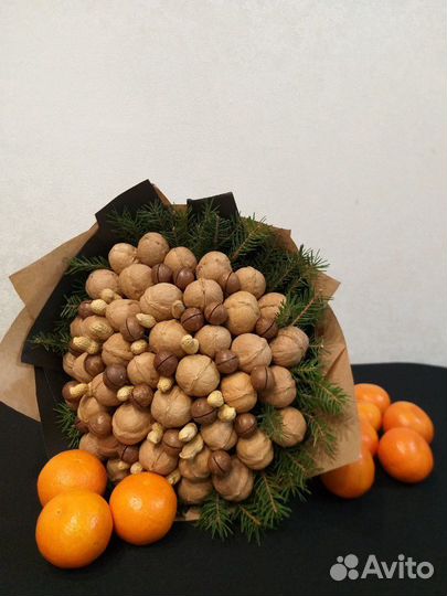 Букет из орехов