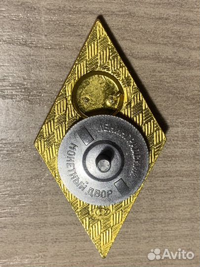 Новый нагрудный знак об окончании техникума