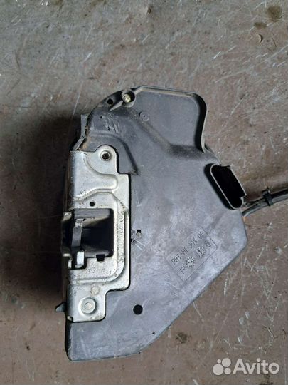 Замок двери задний правый Mercedes W203