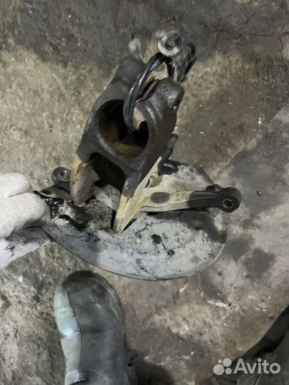 Поворотный кулак левый Renault Megane 2