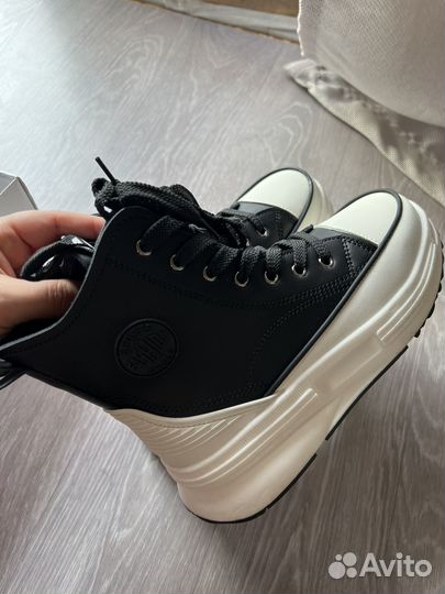 Кроссовки женские