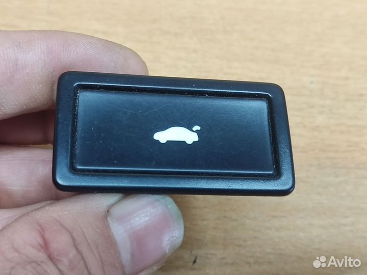 Кнопка багажника, Audi A8 D3