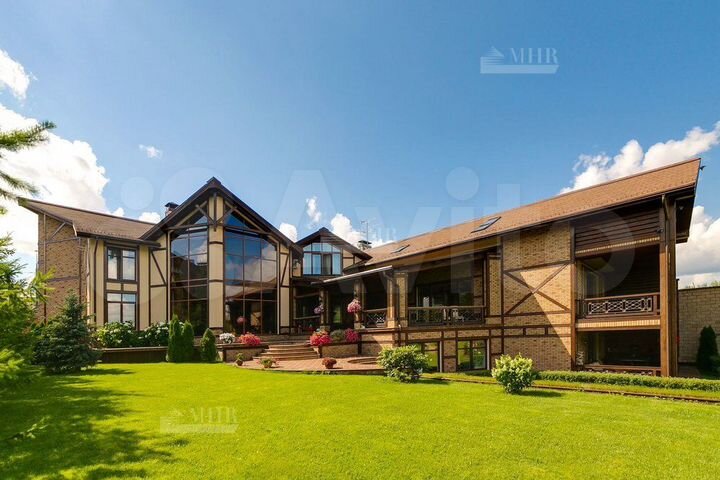 Дом 1400 м² на участке 43 сот.