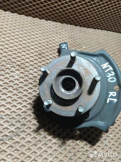 Кулак поворотный со ступицей передний левый Nissan