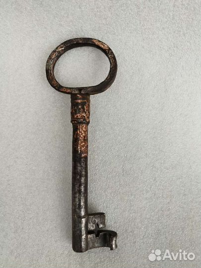 2). Старинный амбарный ключ в коллекцию