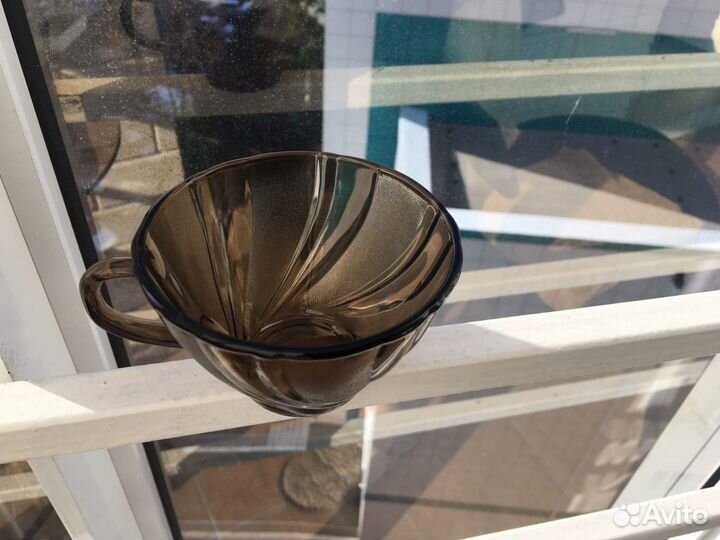 Чайнык чашечки из темного стекла