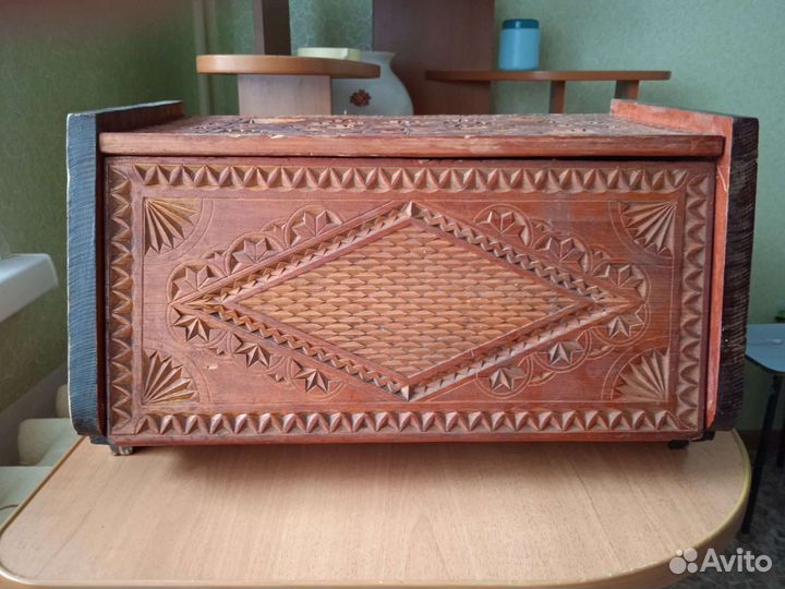 Хлебница деревянная резная