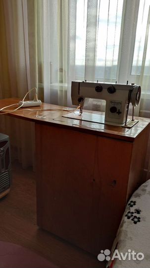 Швейная машина Чайка 143