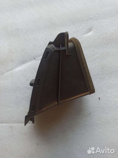 Дефлектор воздуховода левый Honda Civic 4 D