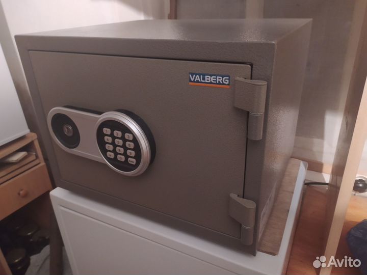 Сейф металлический для денег, документов, оружия