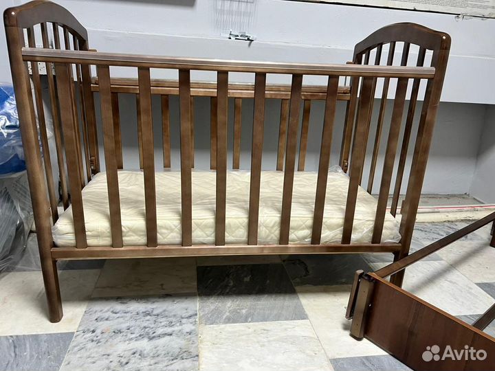 Кроватка детская с маятником