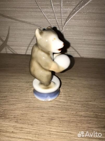 Статуэтка мишка с мячом На тумбе