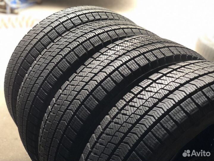 Bridgestone Blizzak VRX2 215/60 R17