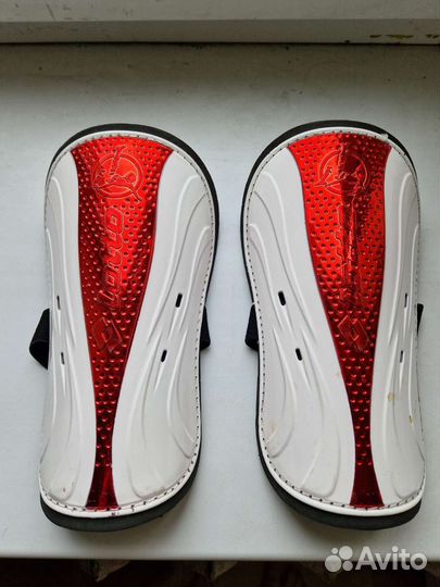 Щитки футбольные