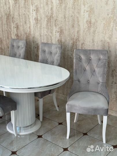 Стол и стулья