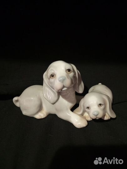 Фарфоровая фигурка собака с щенком