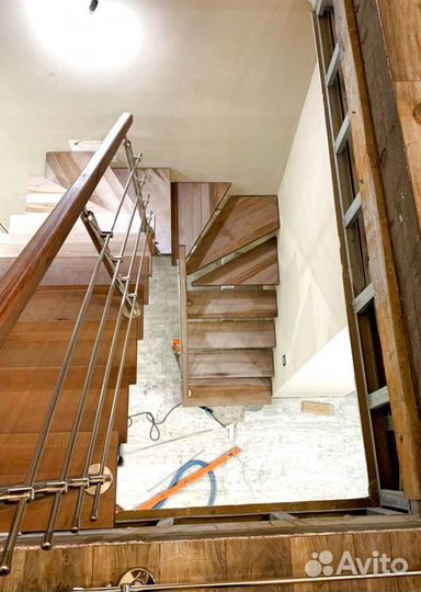 Лестница на металлокаркасе открытого типа