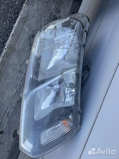 Фара передняя правая